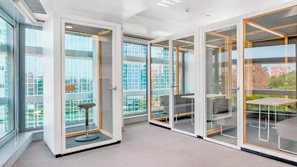 Suelo técnico con moqueta