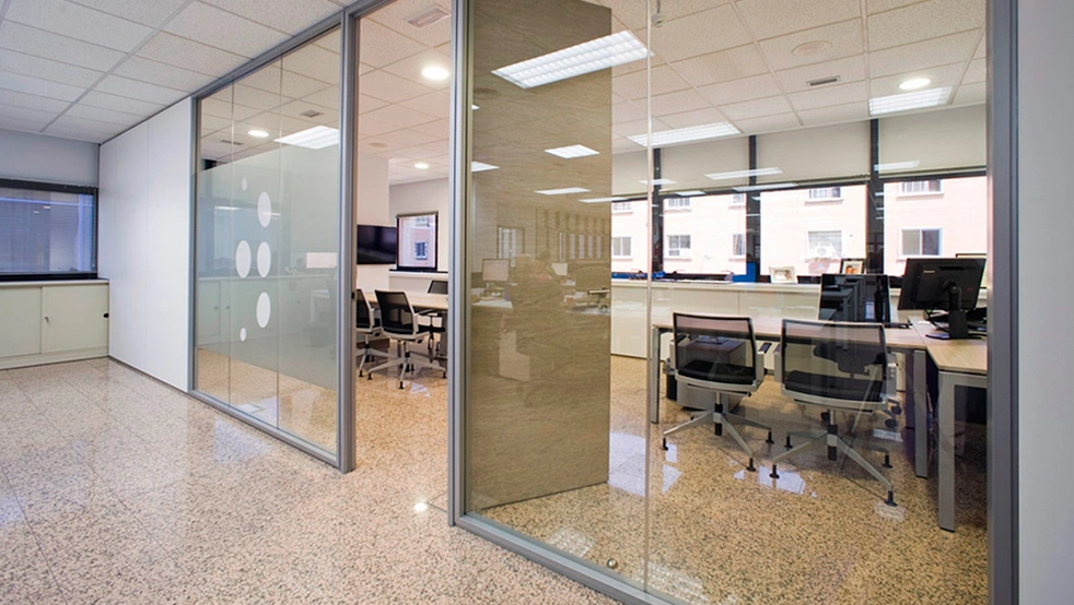 Mamparas de vidrio para distribuir interiores