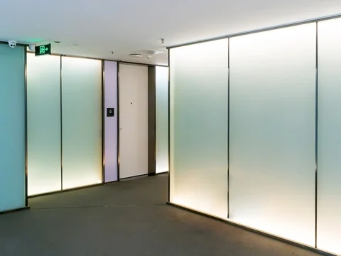 Interior de oficinas con vidrios inteligentes