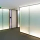 Interior de oficinas con vidrios inteligentes