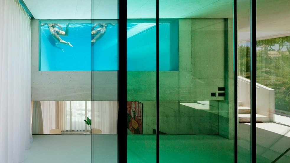 Sala de reuniones con vidrio inteligente fotocromático en modo opaco