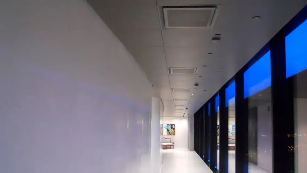 Primer plano de los techos metálicos registrables de Ofimam mostrando el acabado perforado.