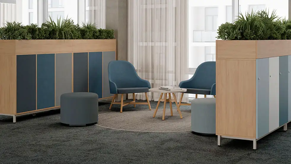 Mobiliario cómodo en espacio de espera para una recepción de oficina.