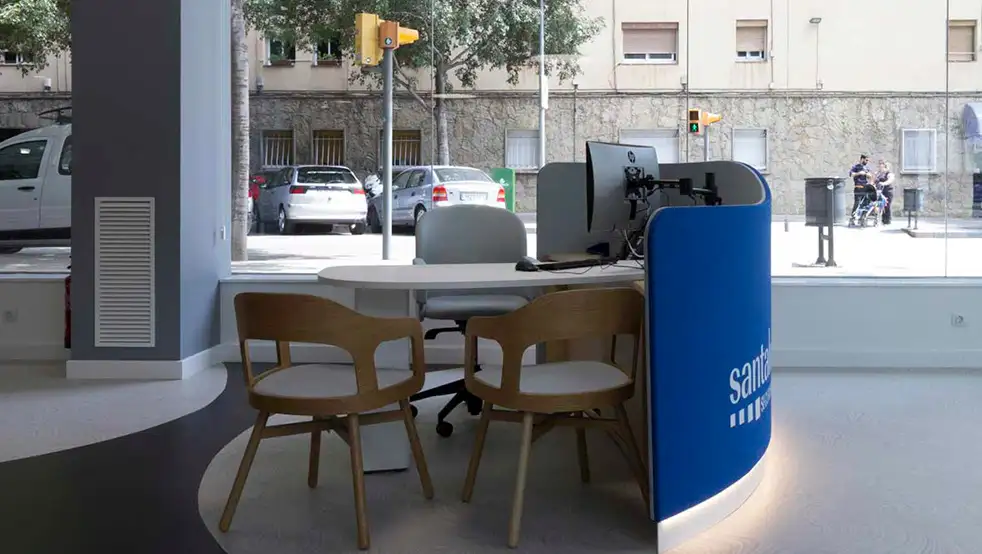 Diseño de recepción de oficina moderna con mostrador de madera.