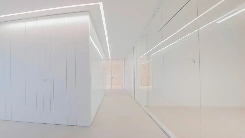 Diseño de iluminación LED para oficinas en pasillo