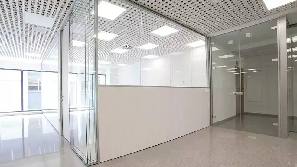 Partición combinada de vidrio y ciega