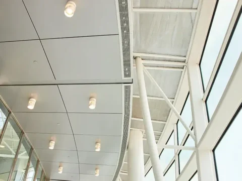 Techo metálico en centro comercial