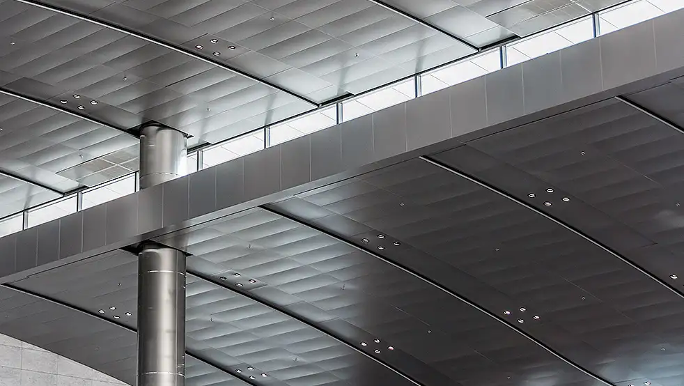 Techo metálico en empresa corporativa
