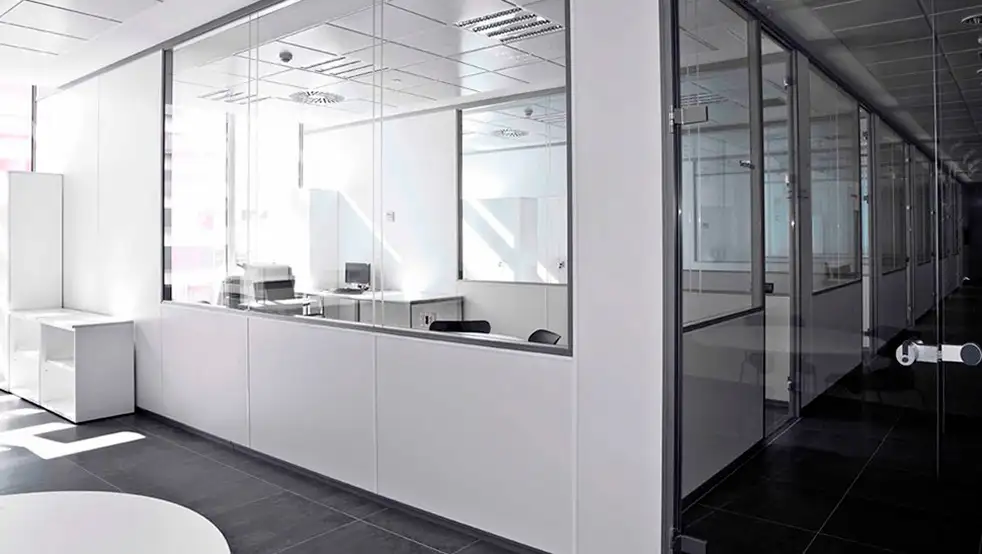 Mampara de oficina mixta con parte ciega y cristal