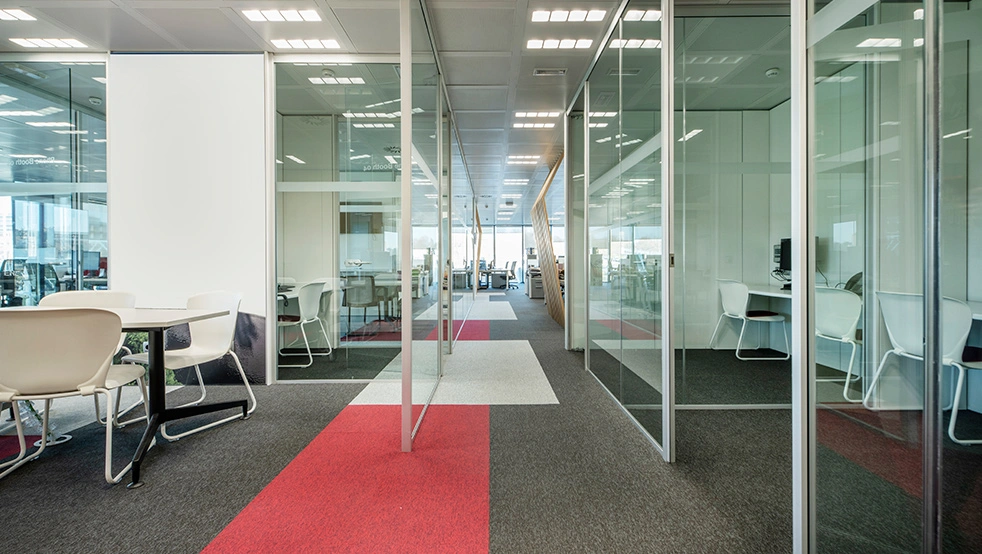 Oficina con mamparas de vidrio y techo registrable