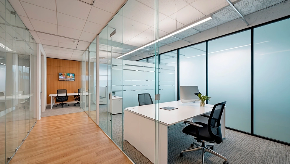 Espacio diáfano tras rehabilitar oficinas con particiones de vidrio
